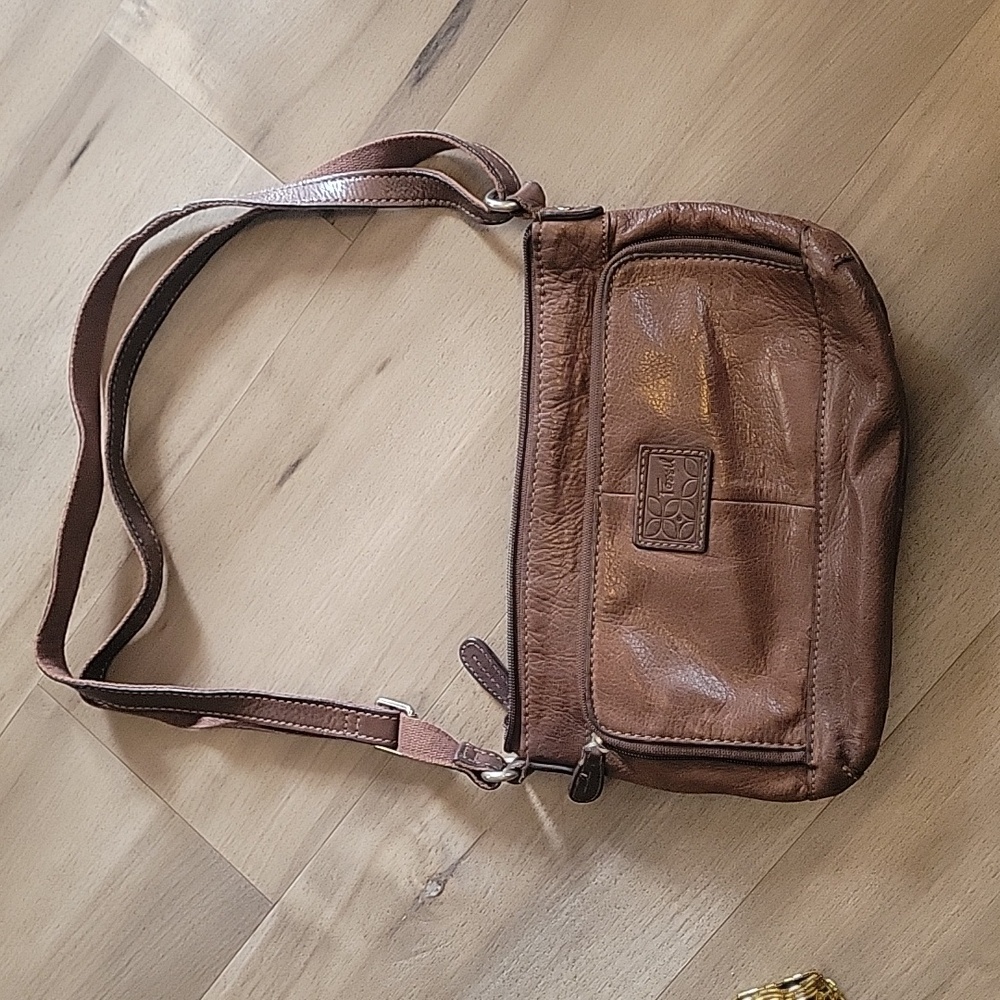Brown Fossil cross body bag.